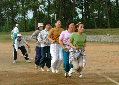 줄넘기. 맨 앞 명국엄마 숨을 끊고 줄을 넘는다. 참으로 비장하다. 